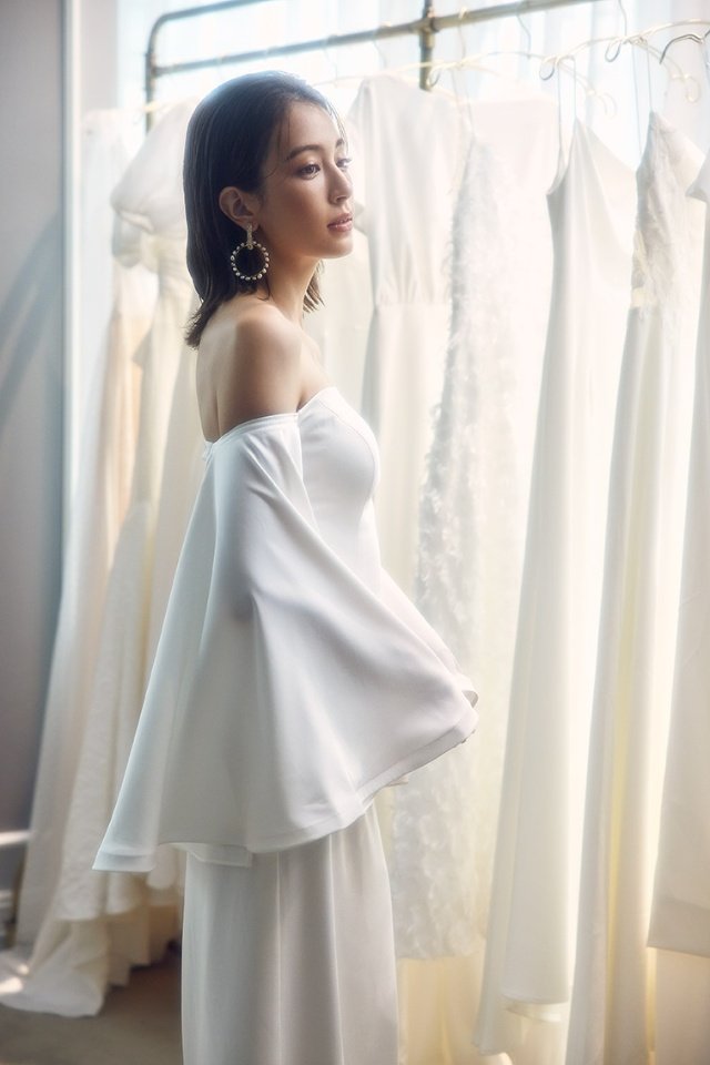白いドレスを着たモデル